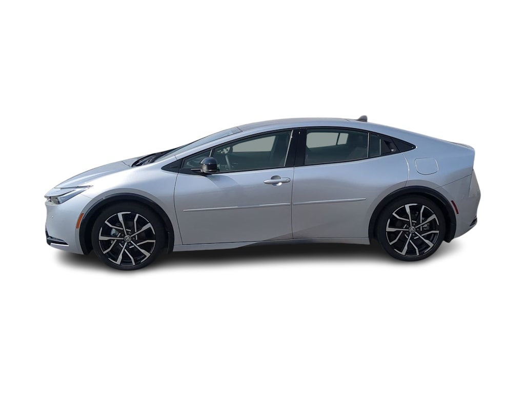Thumbnail: 2026 Toyota Prius v - 3