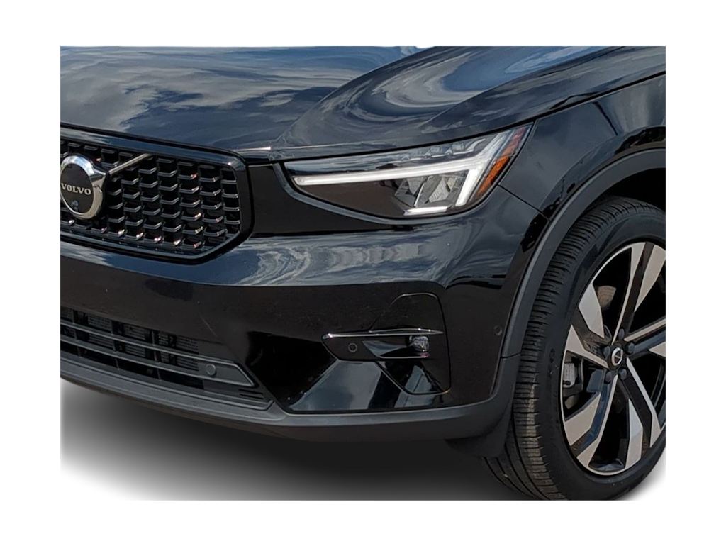 Thumbnail: 2023 Volvo XC40 - 21