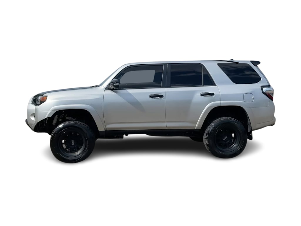 Thumbnail: 2016 Toyota 4Runner - 3