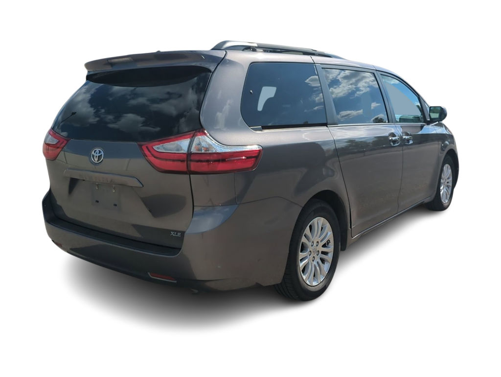 Thumbnail: 2015 Toyota Sienna - 21