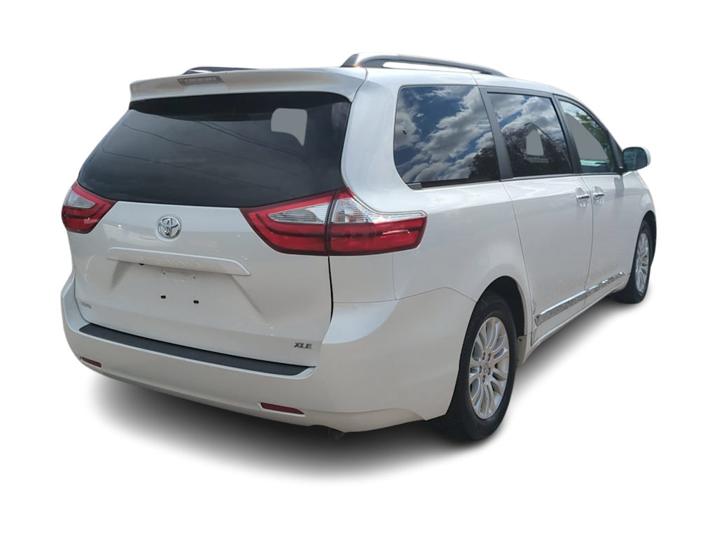 Thumbnail: 2015 Toyota Sienna - 21