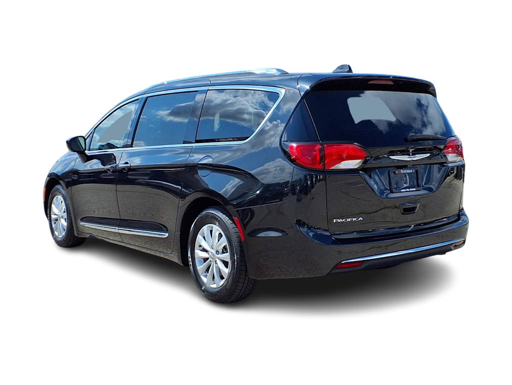 Thumbnail: 2018 Chrysler Pacifica - 4