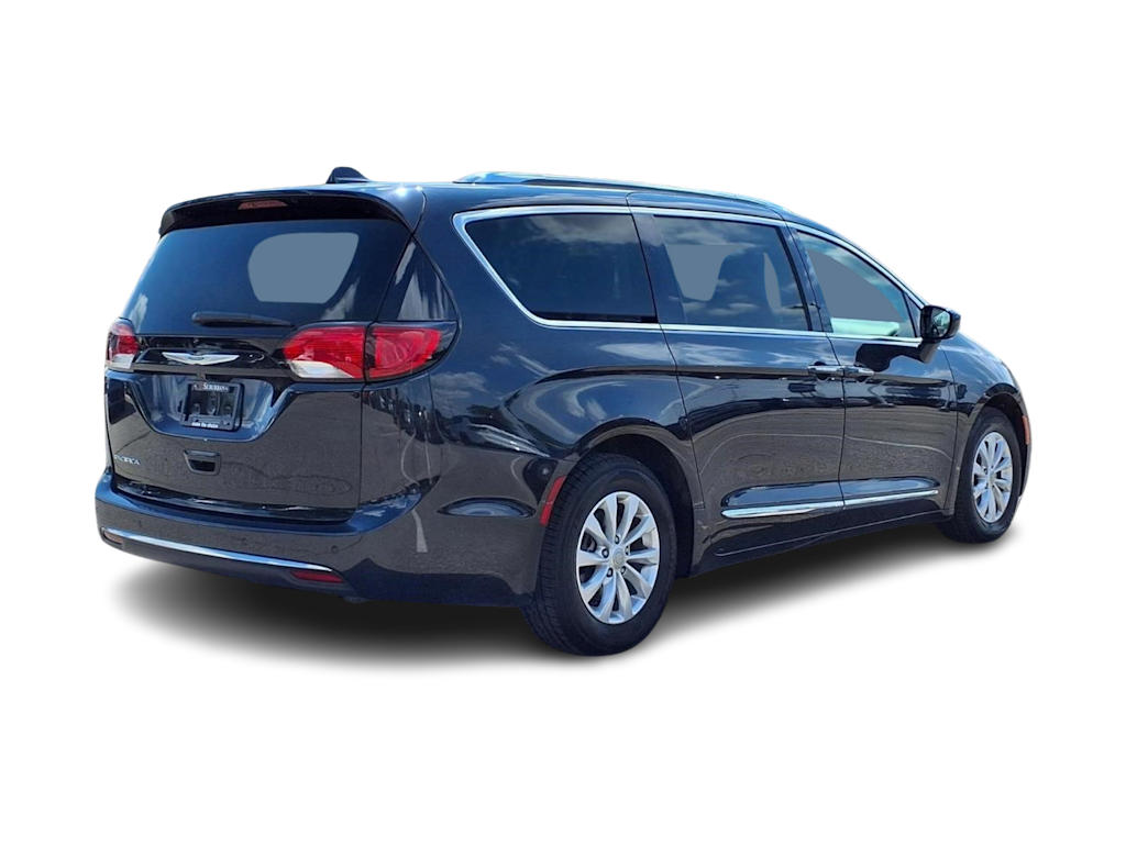 Thumbnail: 2018 Chrysler Pacifica - 17