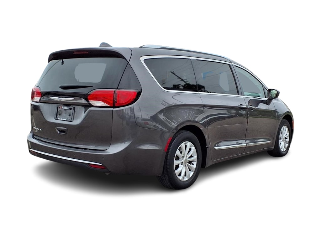 Thumbnail: 2018 Chrysler Pacifica - 17
