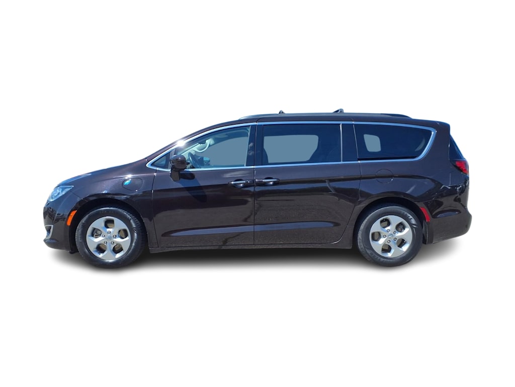 Thumbnail: 2017 Chrysler Pacifica - 3