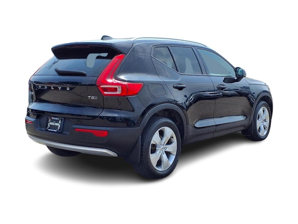 Thumbnail: 2022 Volvo XC40 - 17