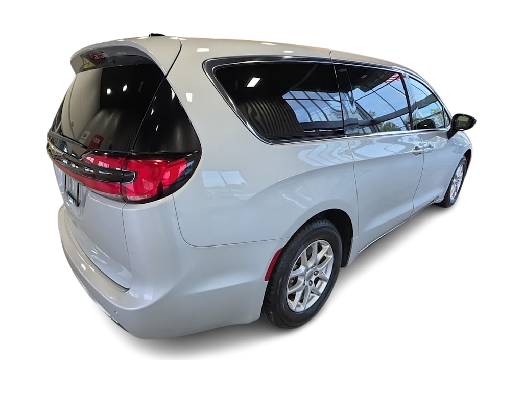 Thumbnail: 2024 Chrysler Pacifica - 16
