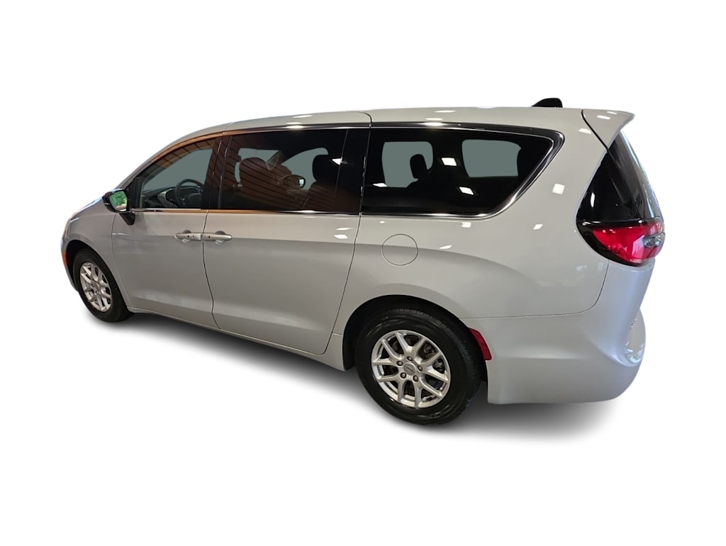 Thumbnail: 2024 Chrysler Pacifica - 3