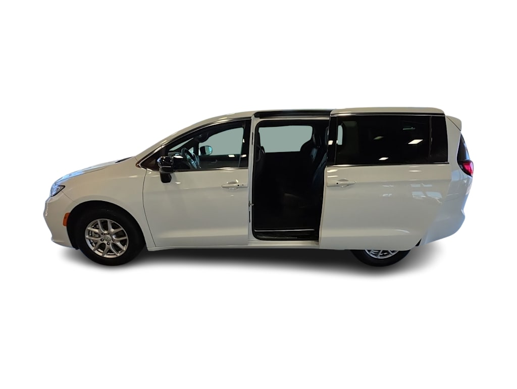 Thumbnail: 2026 Chrysler Pacifica - 32