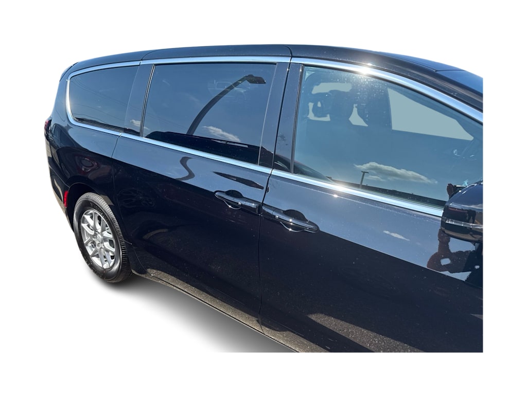Thumbnail: 2026 Chrysler Pacifica - 3