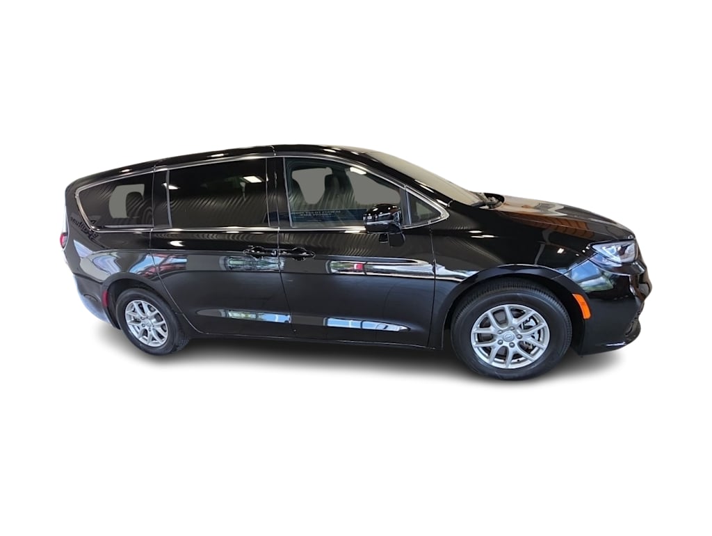 Thumbnail: 2026 Chrysler Pacifica - 17