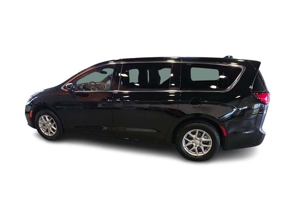 Thumbnail: 2026 Chrysler Pacifica - 3