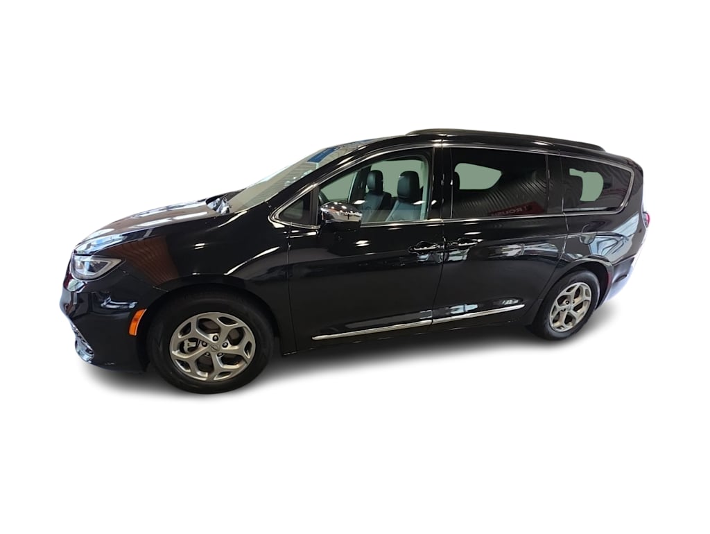 Thumbnail: 2023 Chrysler Pacifica - 3