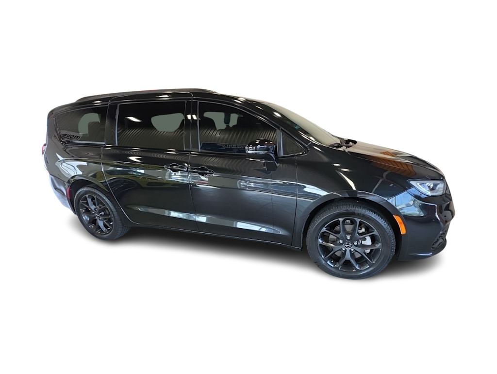 Thumbnail: 2021 Chrysler Pacifica - 18