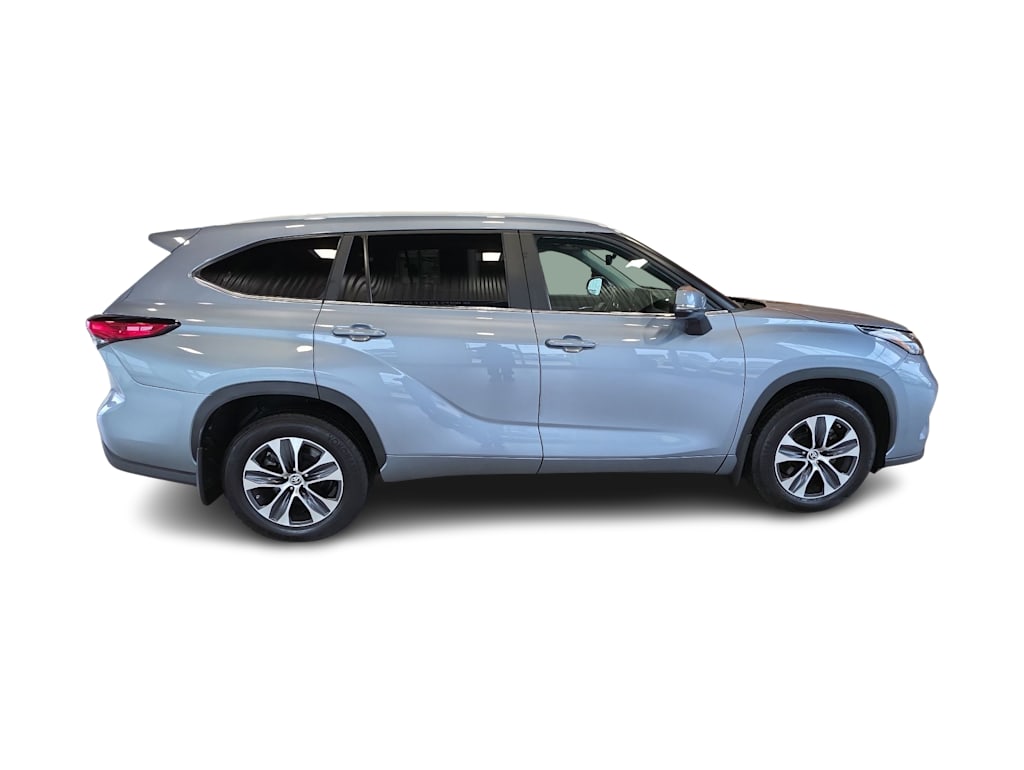 Thumbnail: 2023 Toyota Highlander - 16