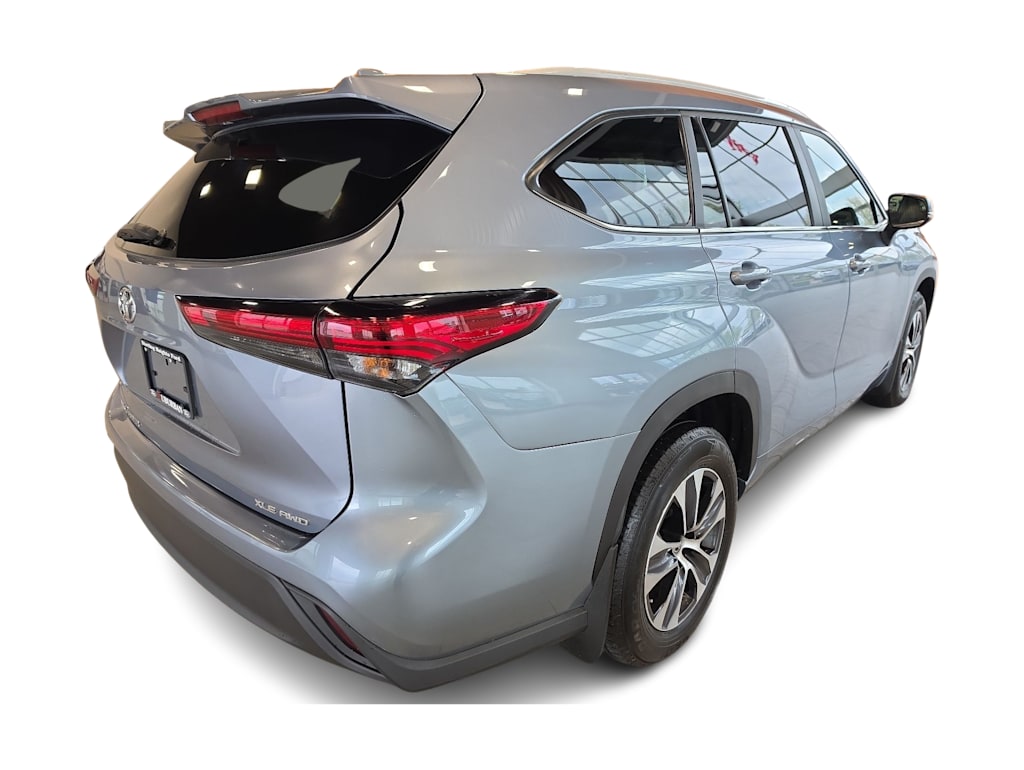 Thumbnail: 2023 Toyota Highlander - 17