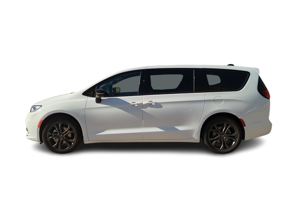 Thumbnail: 2026 Chrysler Pacifica - 3