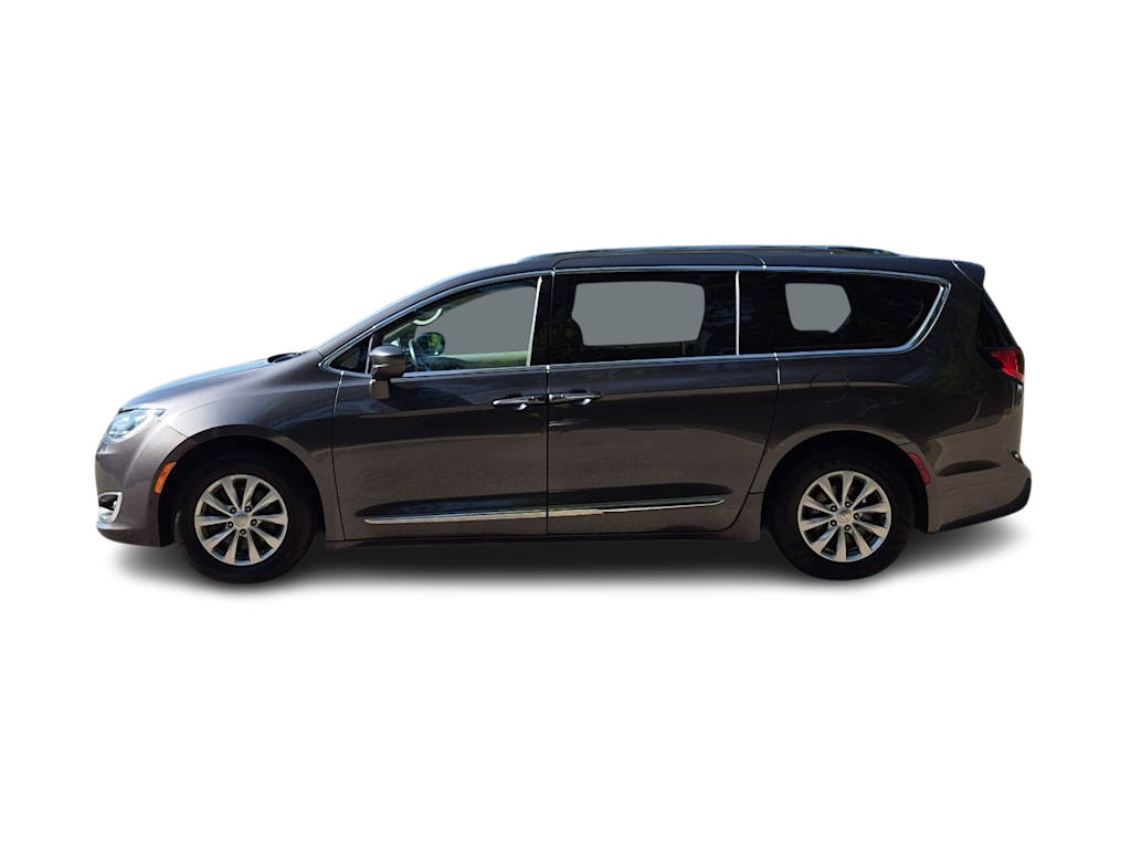 Thumbnail: 2018 Chrysler Pacifica - 3