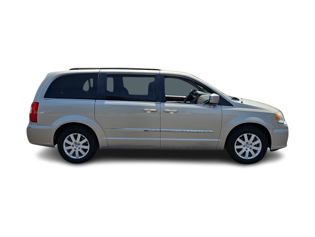 Thumbnail: 2013 Chrysler Town & Country - 20