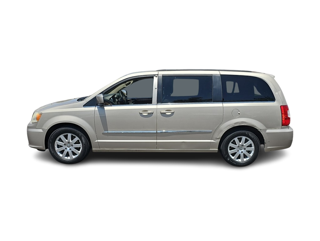 Thumbnail: 2013 Chrysler Town & Country - 3