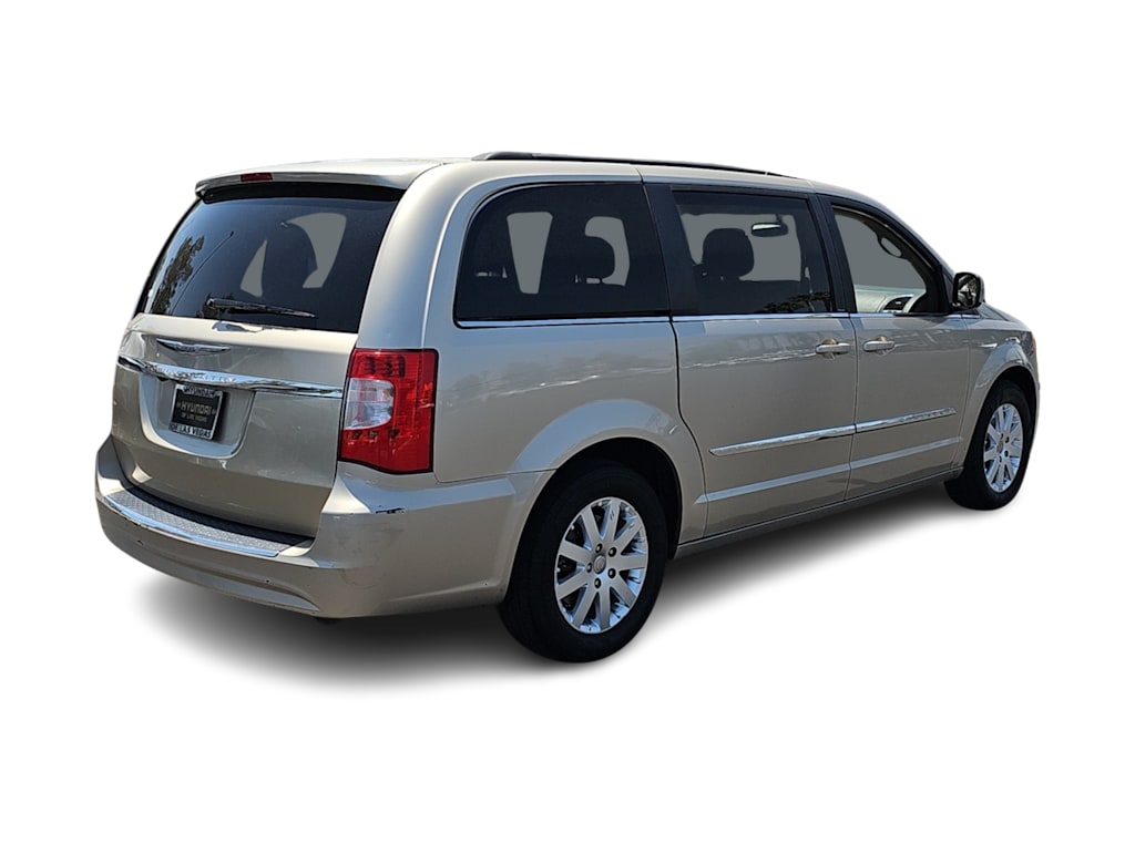 Thumbnail: 2013 Chrysler Town & Country - 19