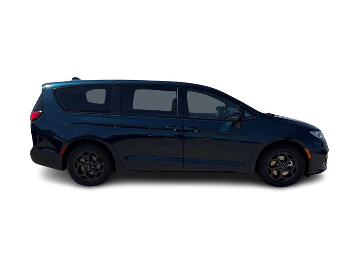Thumbnail: 2022 Chrysler Pacifica - 17