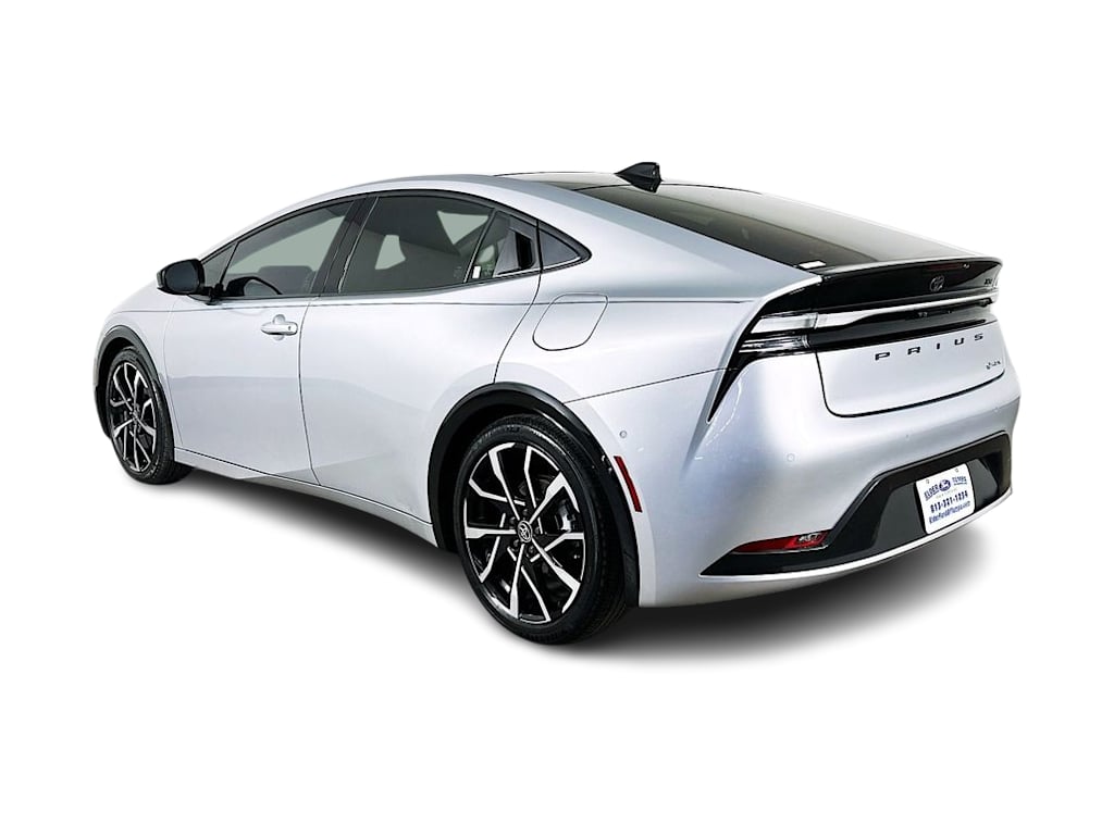Thumbnail: 2025 Toyota Prius v - 3