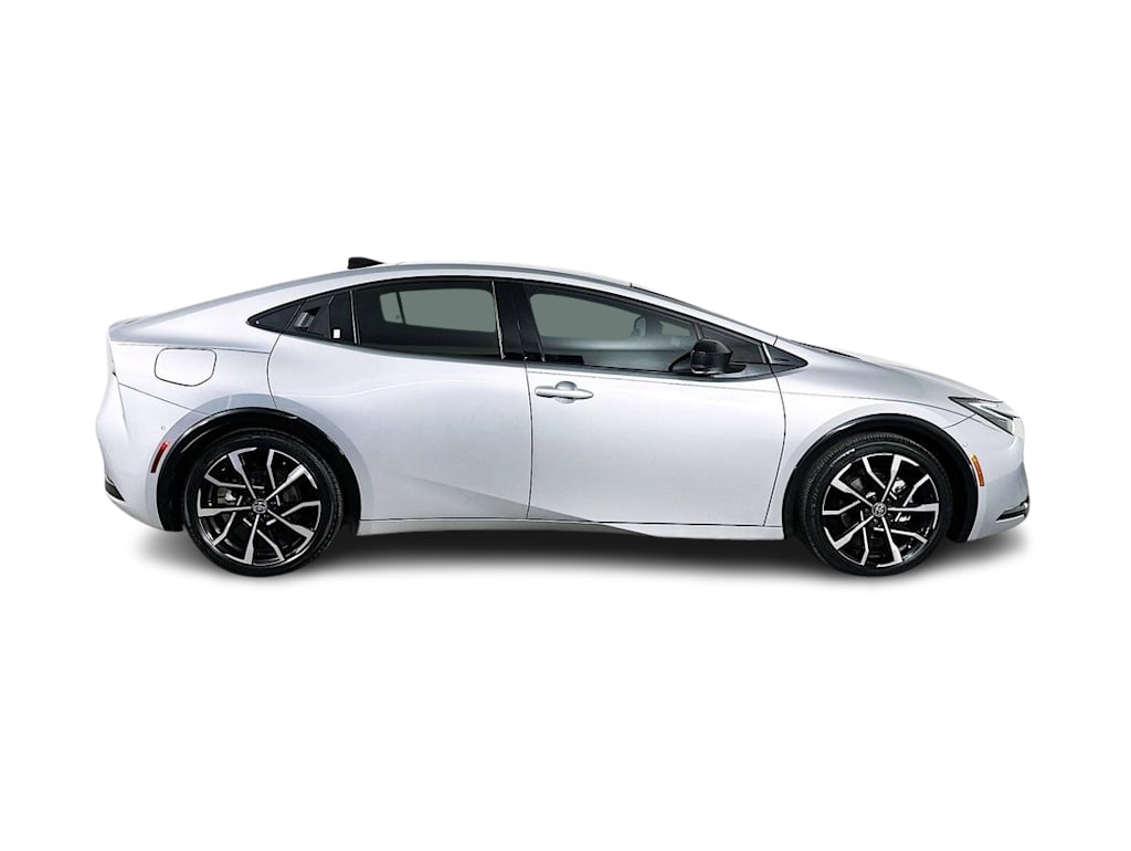 Thumbnail: 2025 Toyota Prius v - 25