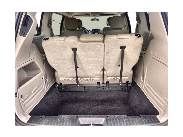Thumbnail: 2015 Chrysler Town & Country - 16