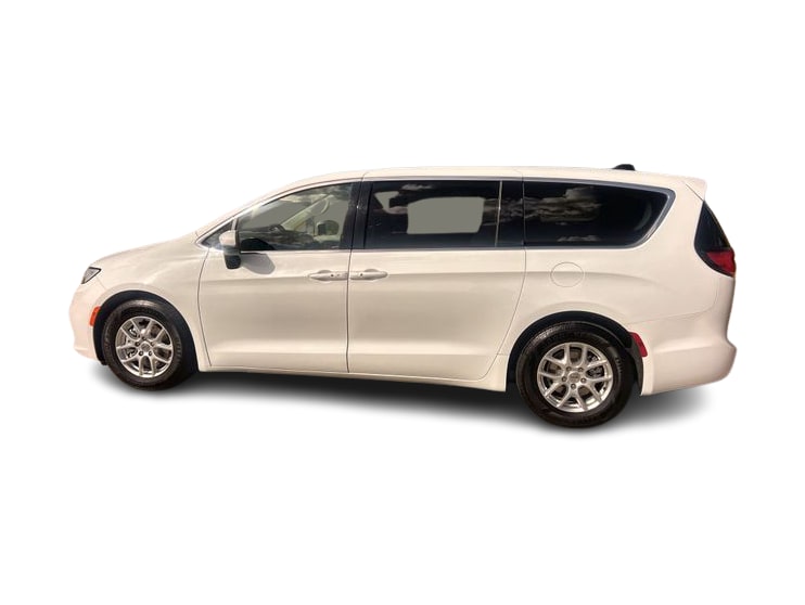 Thumbnail: 2023 Chrysler Pacifica - 3