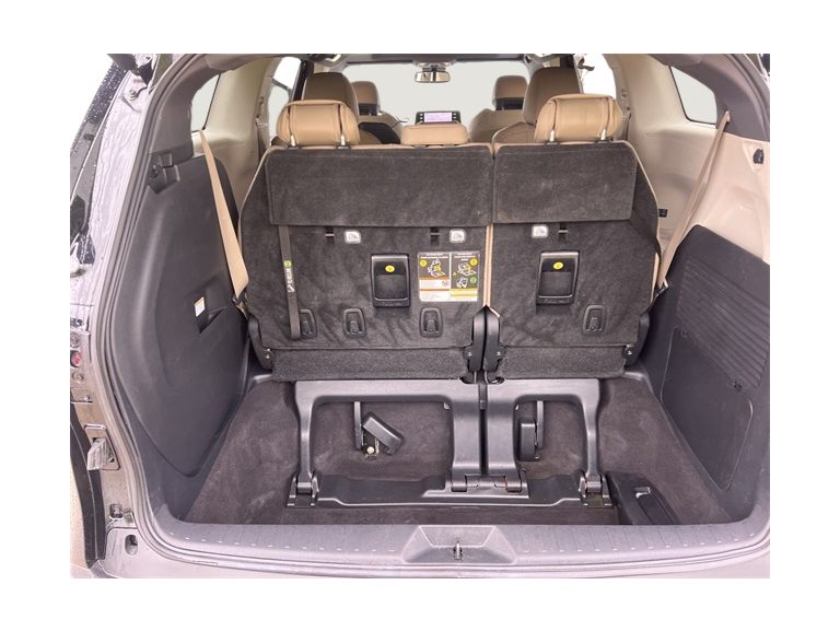2022 Toyota Sienna XLE 16