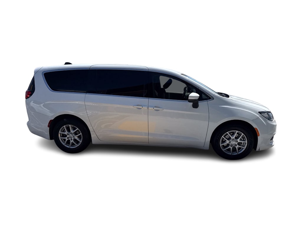 Thumbnail: 2022 Chrysler Voyager - 18