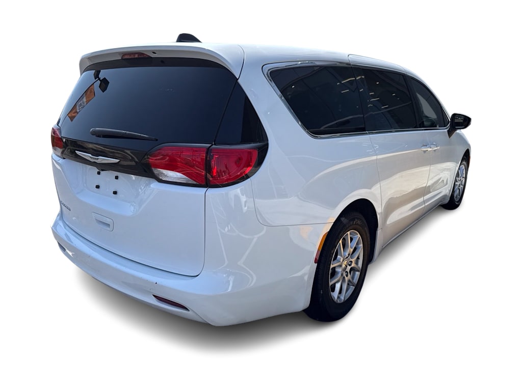Thumbnail: 2022 Chrysler Voyager - 20