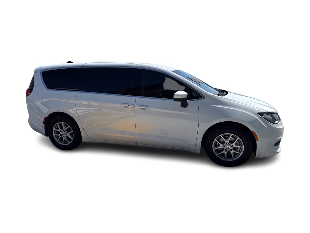 Thumbnail: 2022 Chrysler Voyager - 17