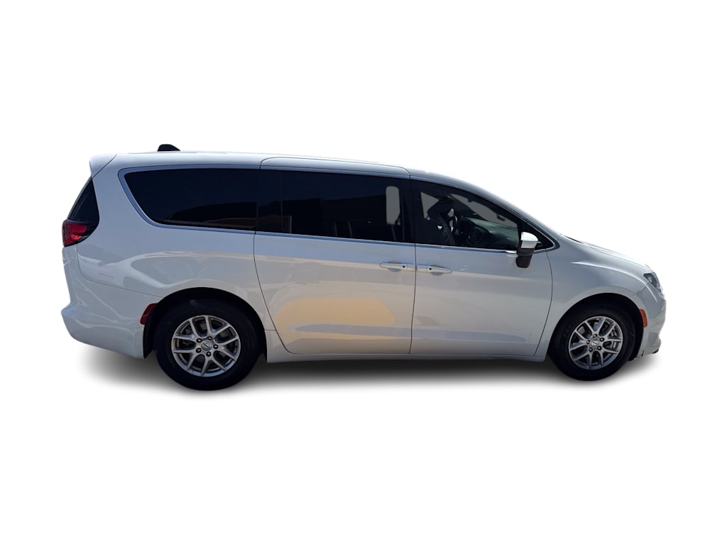 Thumbnail: 2022 Chrysler Voyager - 19