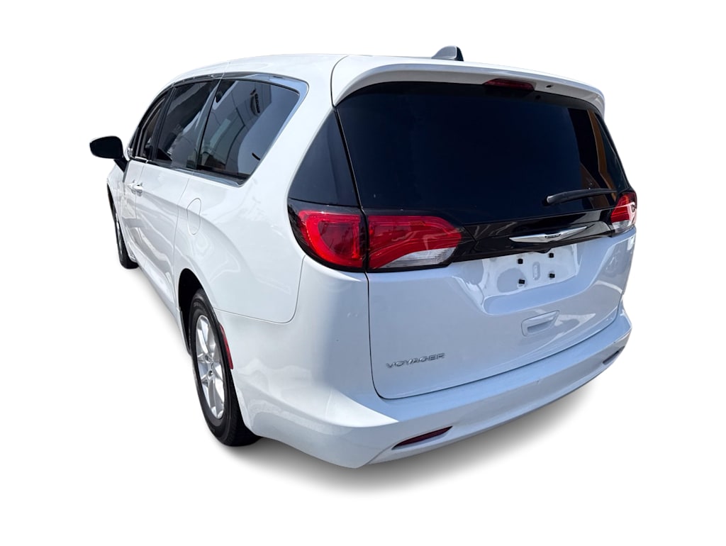 Thumbnail: 2022 Chrysler Voyager - 4