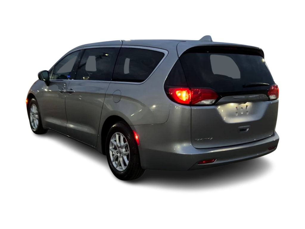Thumbnail: 2017 Chrysler Pacifica - 4