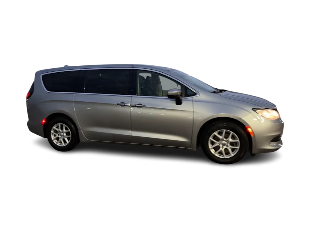 Thumbnail: 2017 Chrysler Pacifica - 18