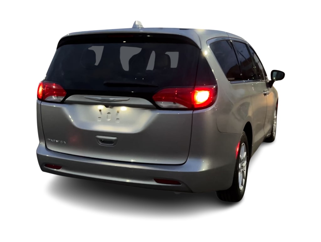 Thumbnail: 2017 Chrysler Pacifica - 21