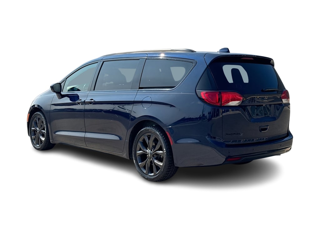 Thumbnail: 2018 Chrysler Pacifica - 4