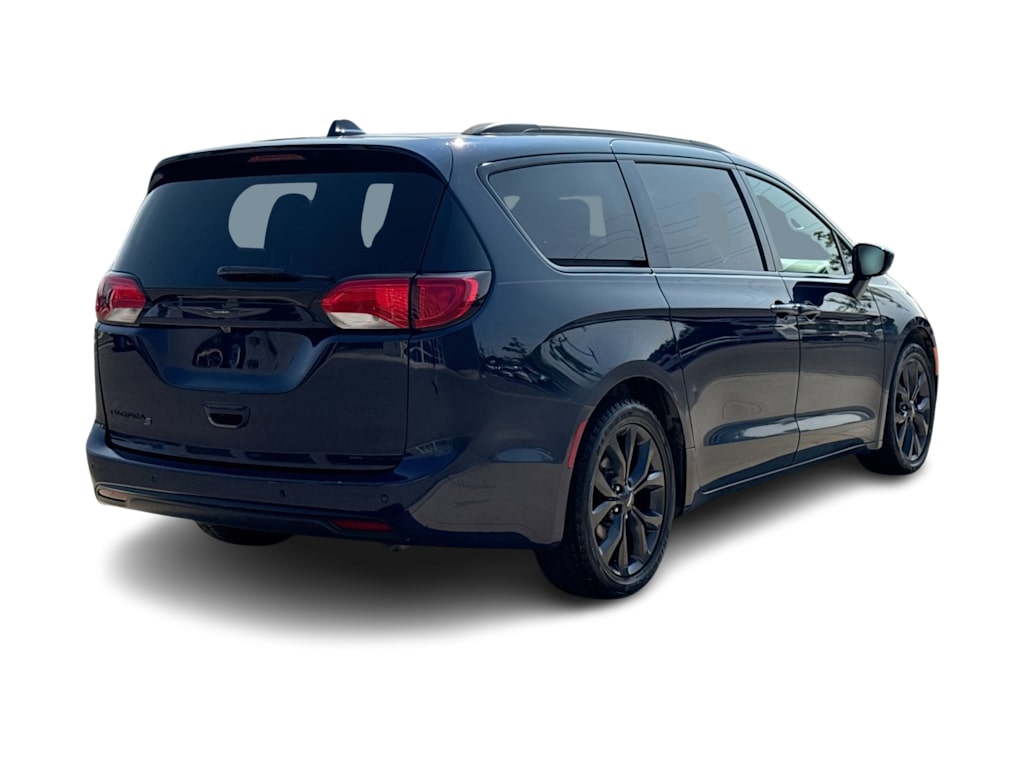 Thumbnail: 2018 Chrysler Pacifica - 17
