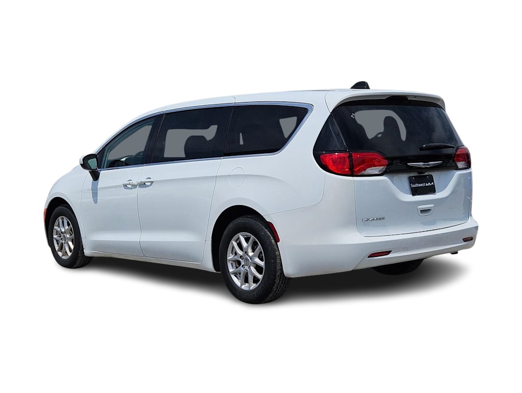 Thumbnail: 2022 Chrysler Voyager - 4