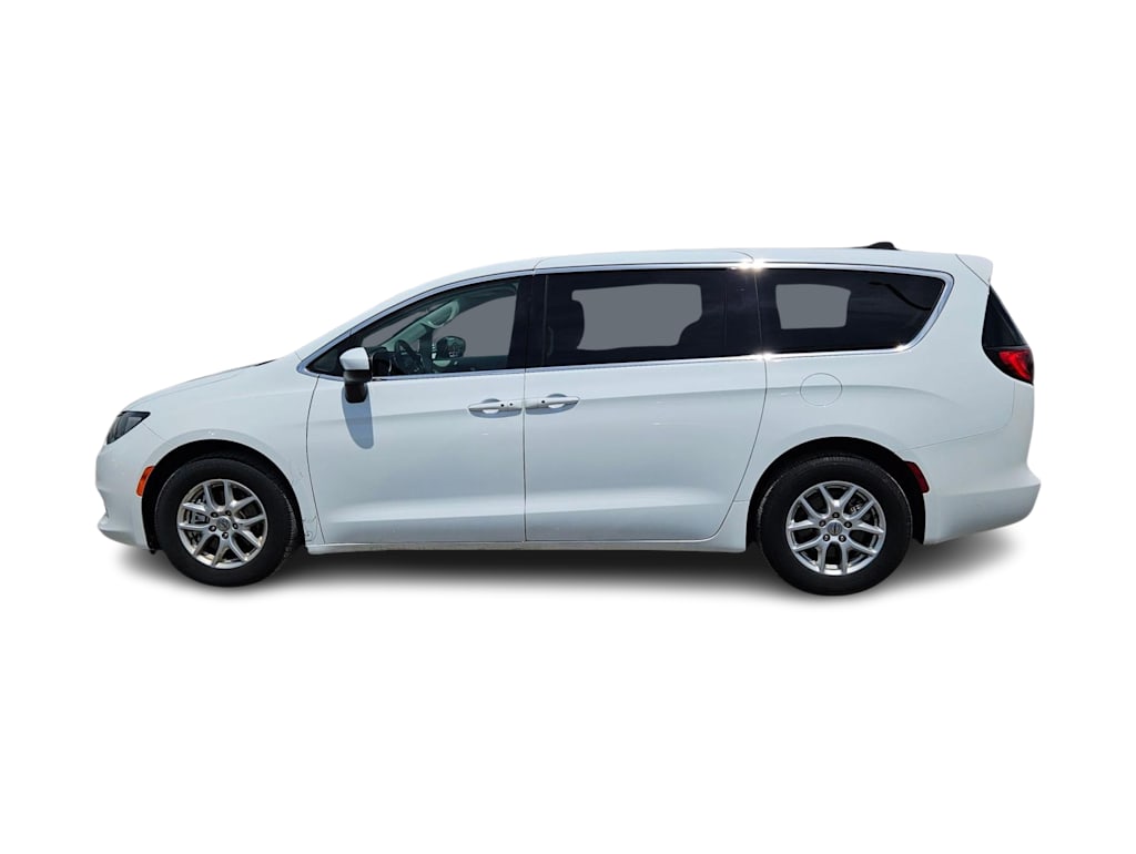 Thumbnail: 2022 Chrysler Voyager - 3