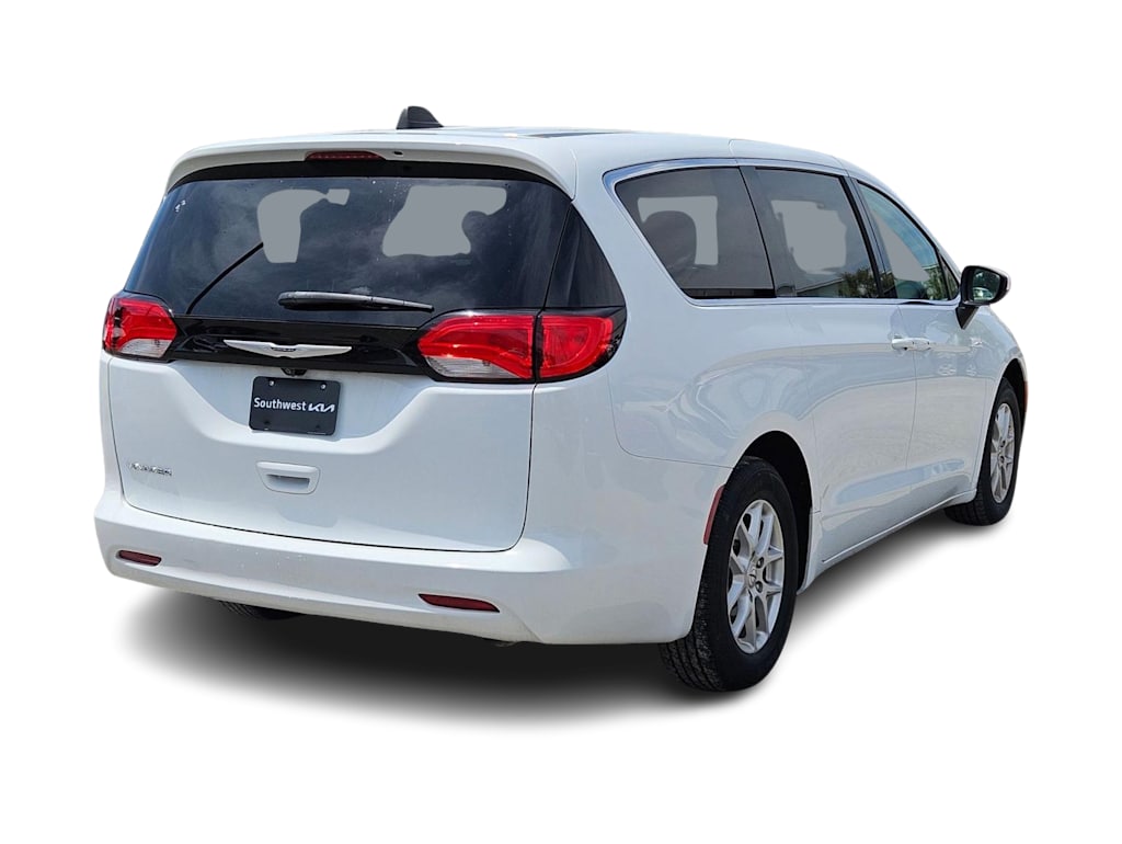 Thumbnail: 2022 Chrysler Voyager - 19