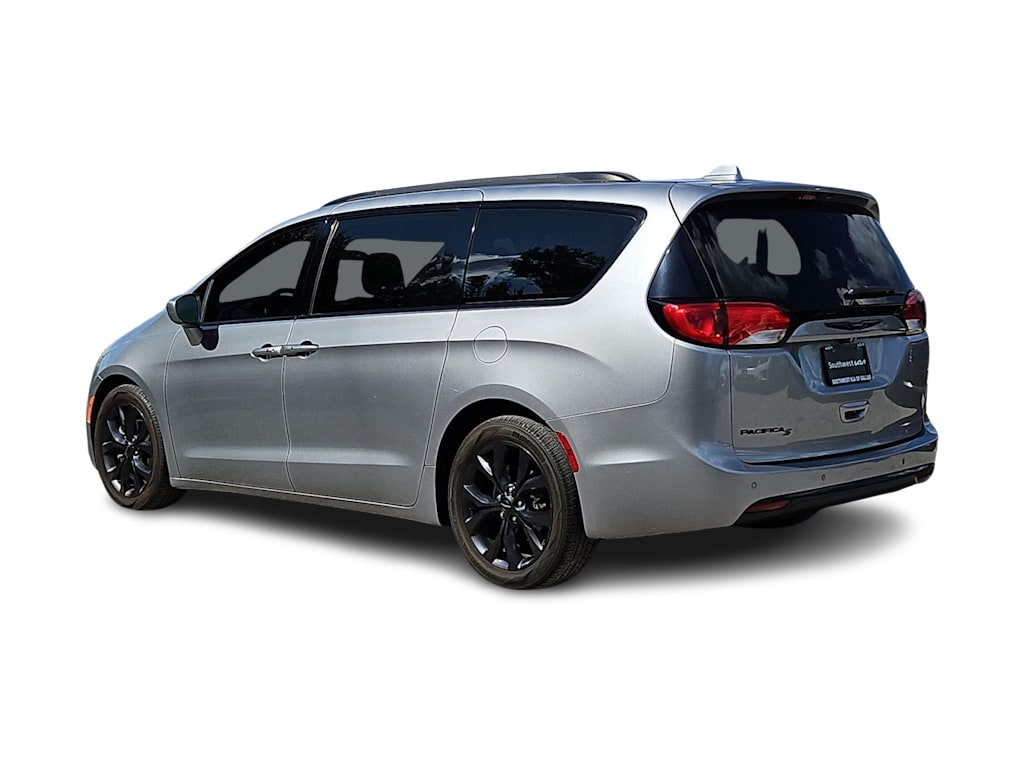 Thumbnail: 2018 Chrysler Pacifica - 4