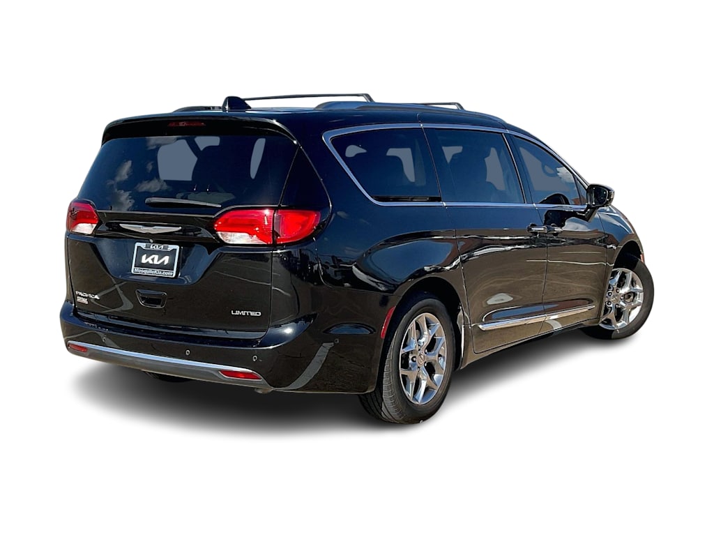 Thumbnail: 2017 Chrysler Pacifica - 22