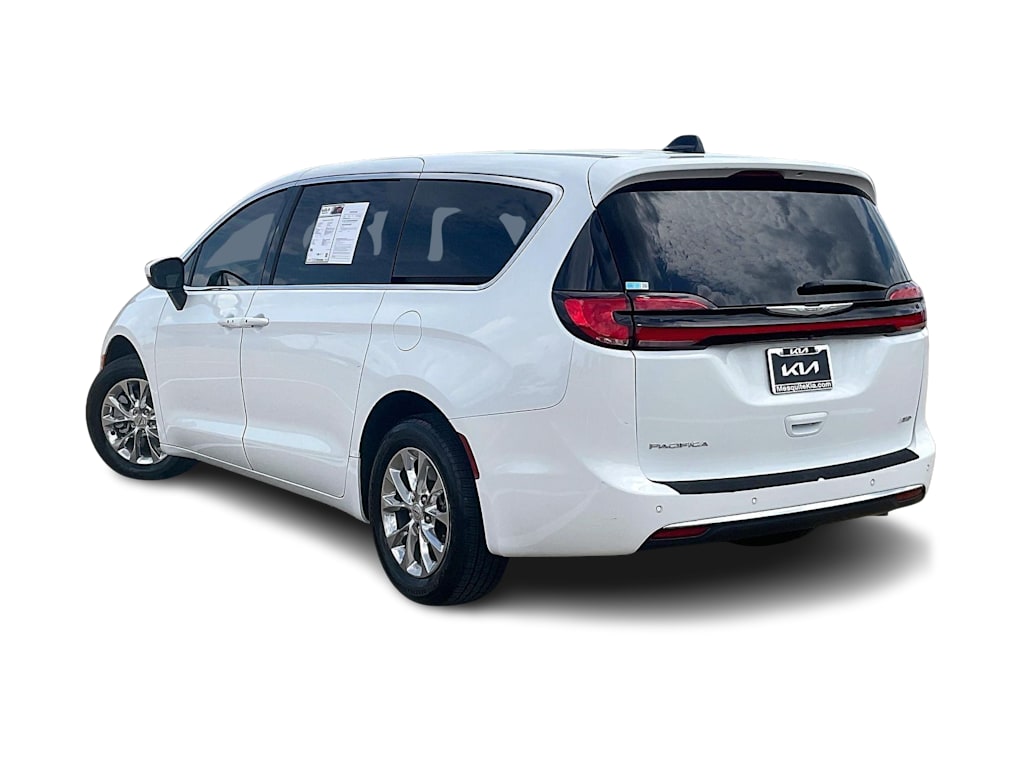 Thumbnail: 2023 Chrysler Pacifica - 4