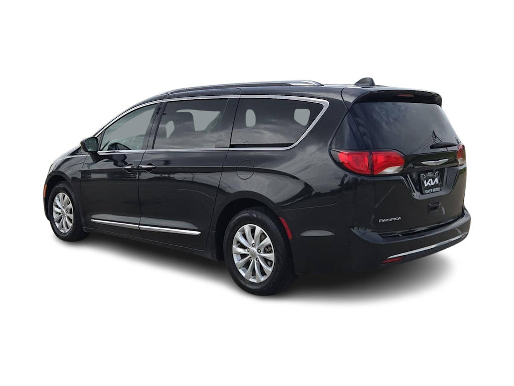 Thumbnail: 2018 Chrysler Pacifica - 4