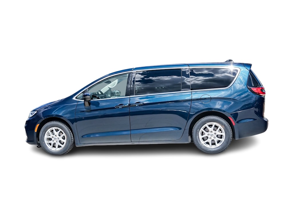 Thumbnail: 2023 Chrysler Pacifica - 3
