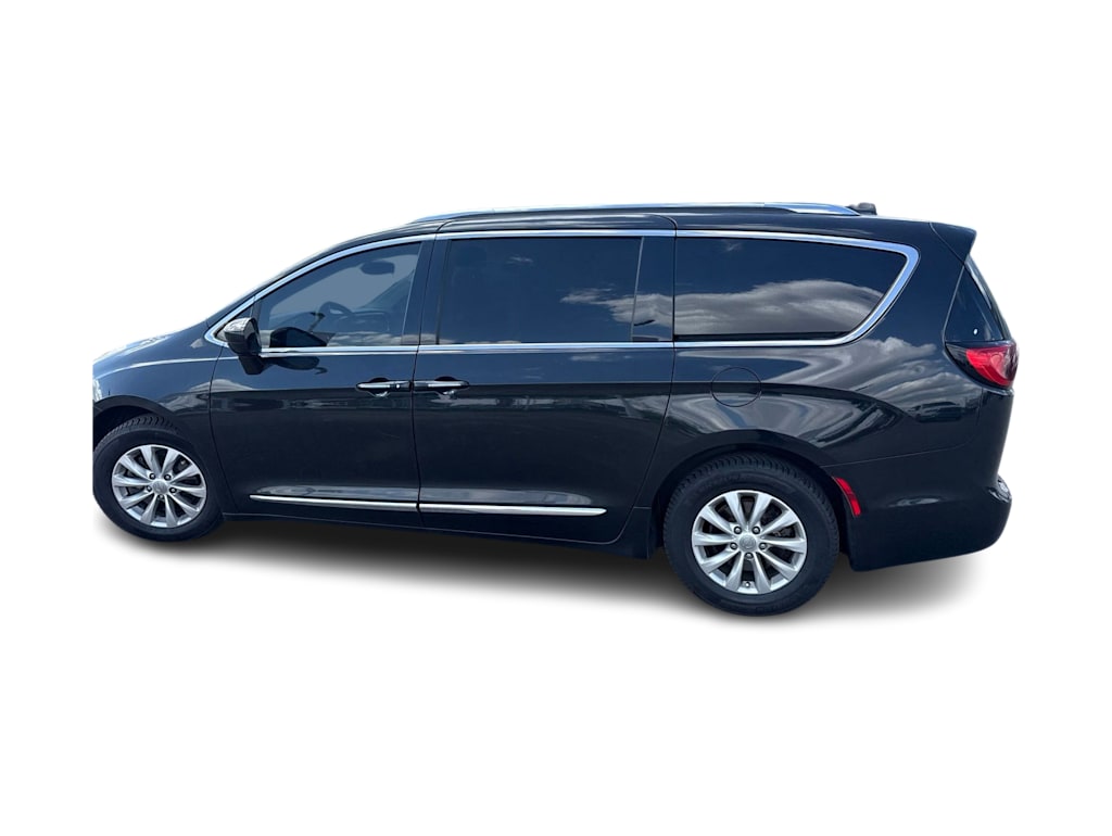 Thumbnail: 2018 Chrysler Pacifica - 3